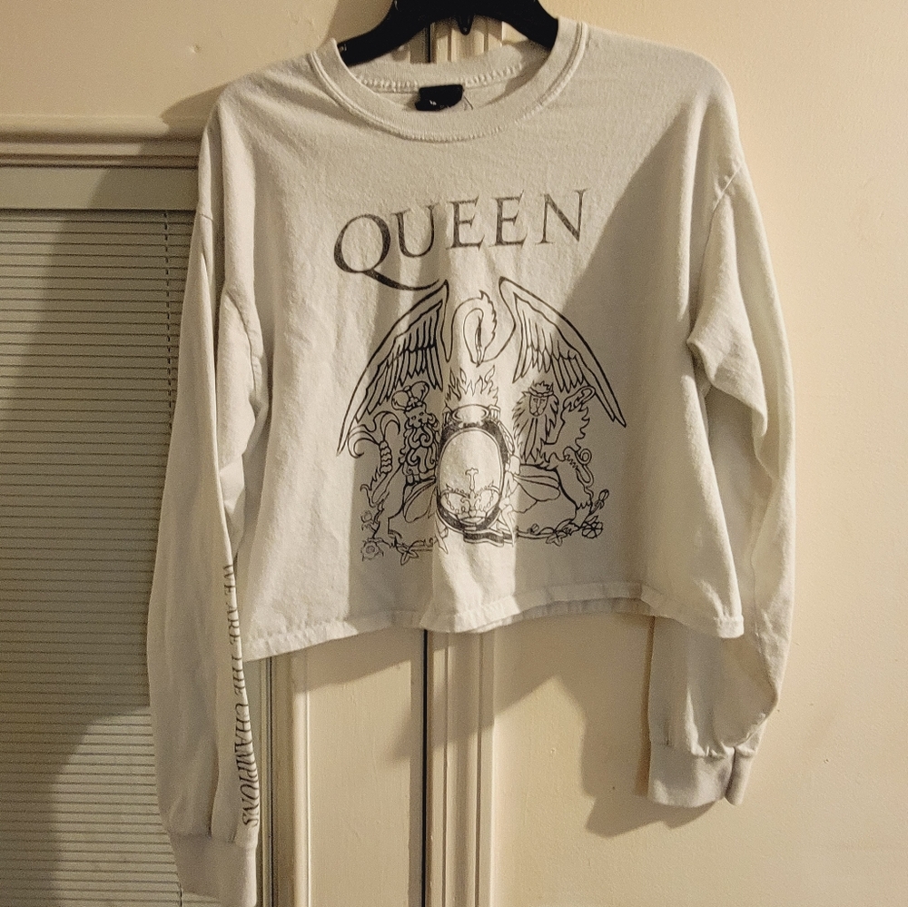 Queen long sleeve crop top hemmed not cut. Size L